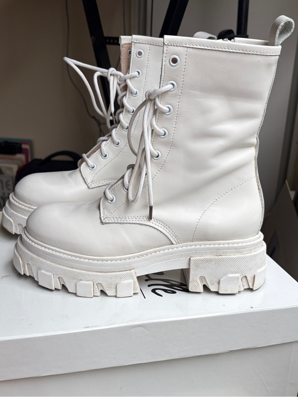 L’intervalle Women's Fukoka White Leather Lace-Up Combat Boots - 37